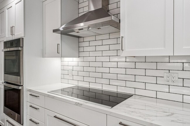 Building Photo - Luxury 3-Level Townhome in Highly Desirable Sharon Heights Neighborhood