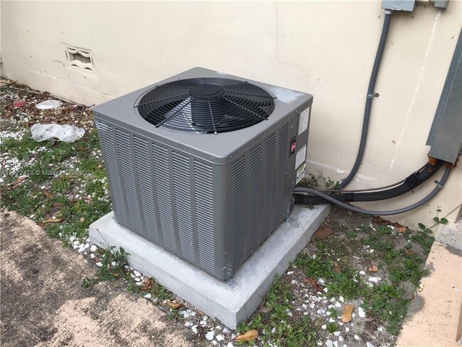 Building Photo - 3705 SW 68th Ave