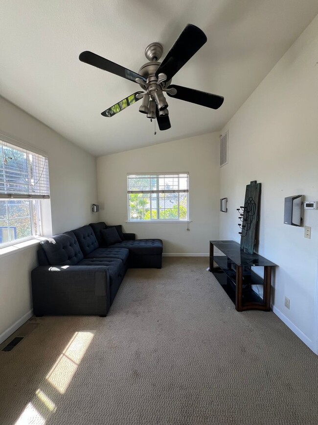 Building Photo - Beautiful 3 bedroom West Side Home! Close ...