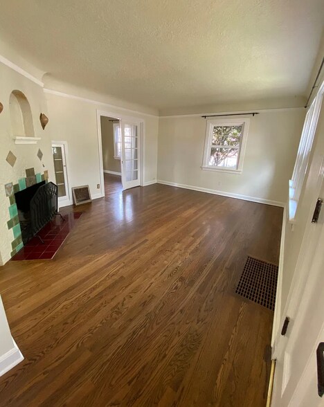 Entrance - Living room - 7955 SE Milwaukie Ave
