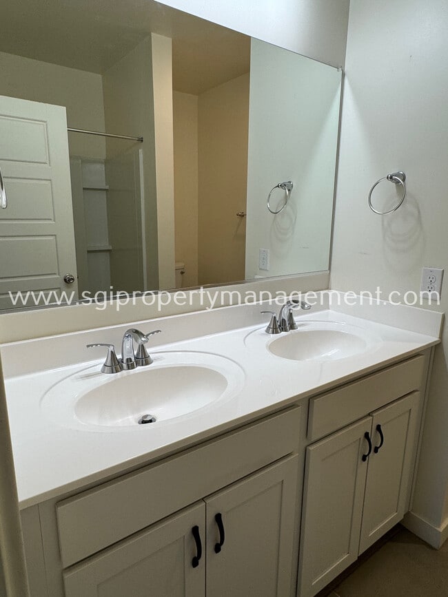 Building Photo - 724 E Ruby Dr