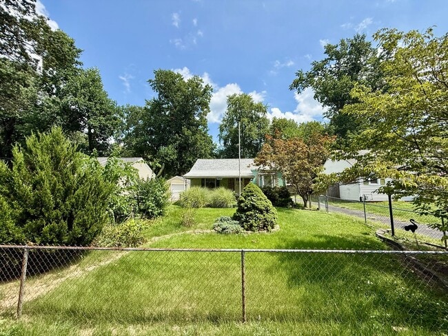 Building Photo - 2 Bed / 1 Bath House with lots of Features...
