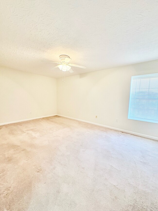 Building Photo - 19 Rose Garden Ln