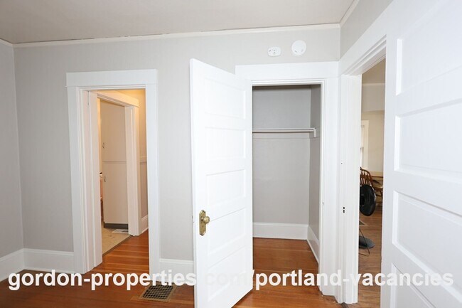 Building Photo - SE 11th Ave - Vintage 1 bedroom bungalow with office/den in Brooklyn neighborhood