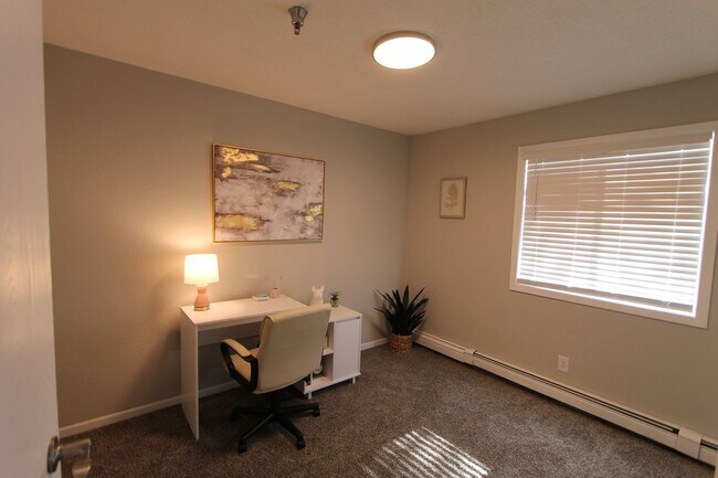 Building Photo - Spacious first floor one bedroom with mode...