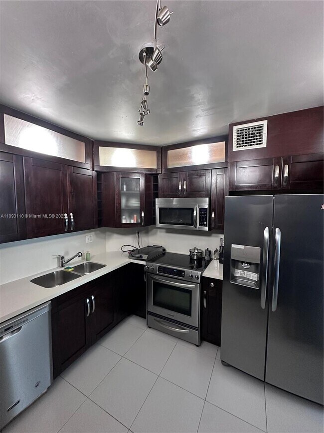 Building Photo - 300 Bayview Dr