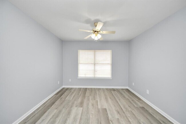 Building Photo - 10405 Shadow Oaks Dr