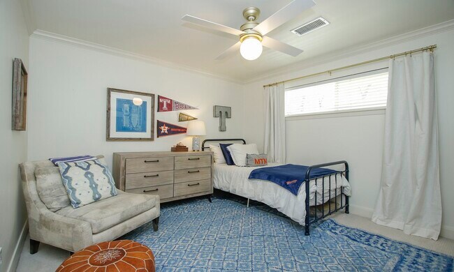 Building Photo - 827 St George Ln