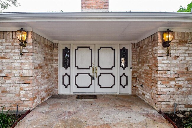 Building Photo - 3007 Broadmoor Dr