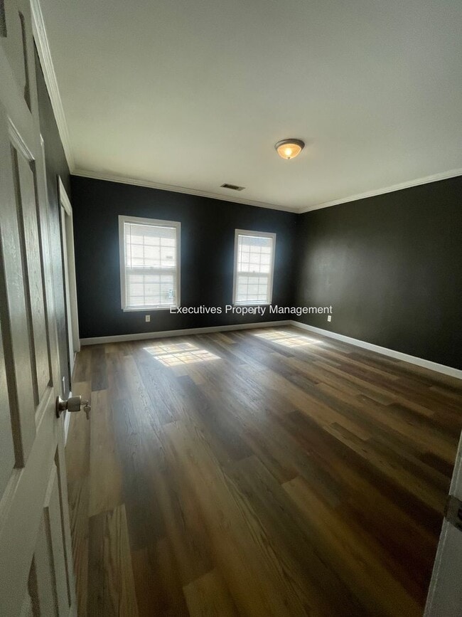 Building Photo - 2301 Peppertree Ln