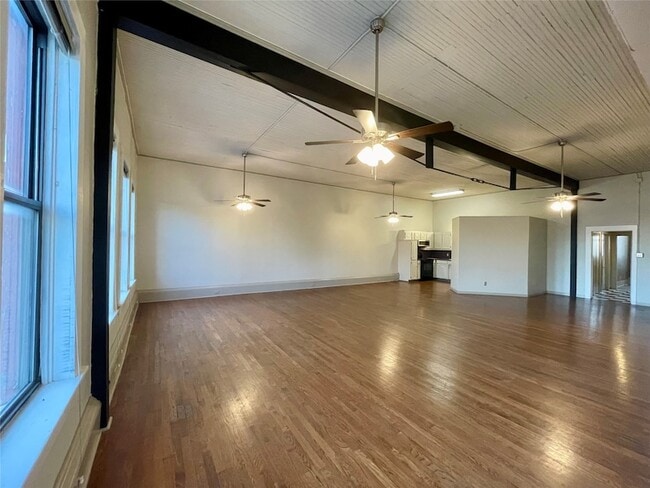 Building Photo - 105 W Hickory St