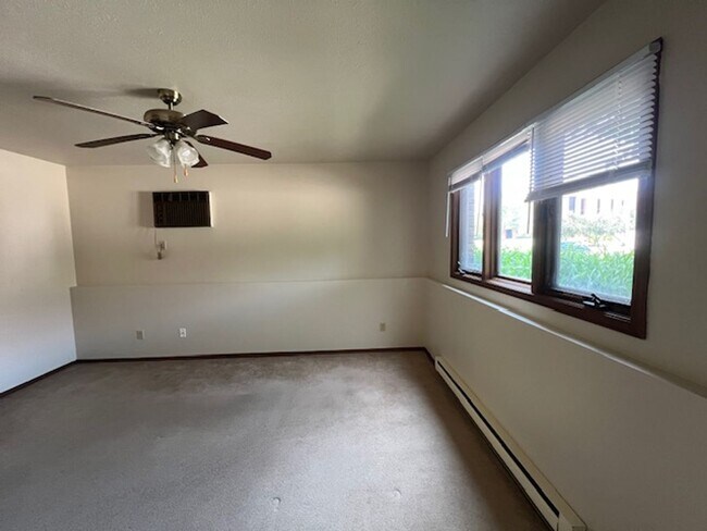 Building Photo - 6006 Boxwood Dr