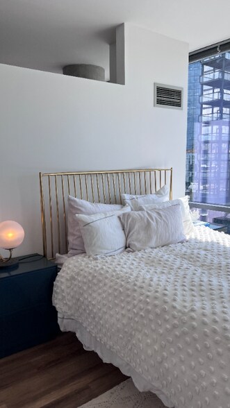 Building Photo - 853 W Blackhawk St