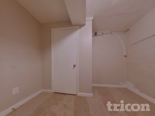 Building Photo - 6640 Valley Hill Dr