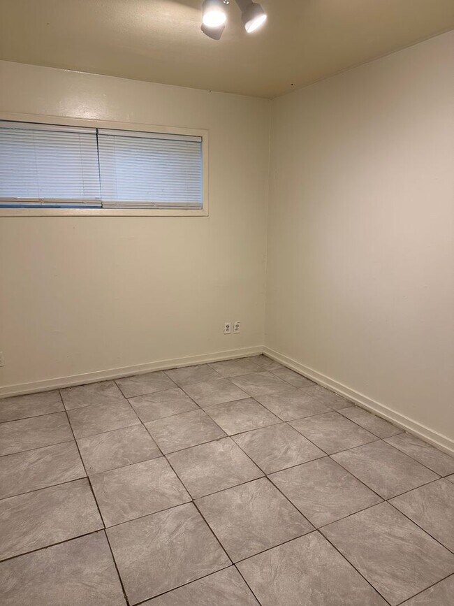 Building Photo - 2710 E Benwood Dr