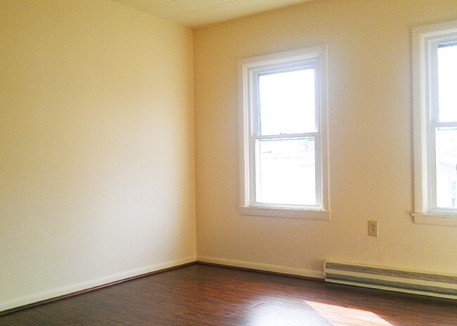 Building Photo - 365 1/2 St Paul St