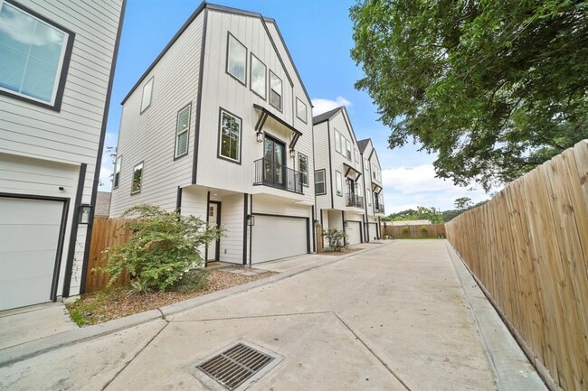 Building Photo - 823 Woodcrest Dr