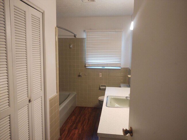 Building Photo - Large 2 bedroom 2 bathroom house with 1 ca...
