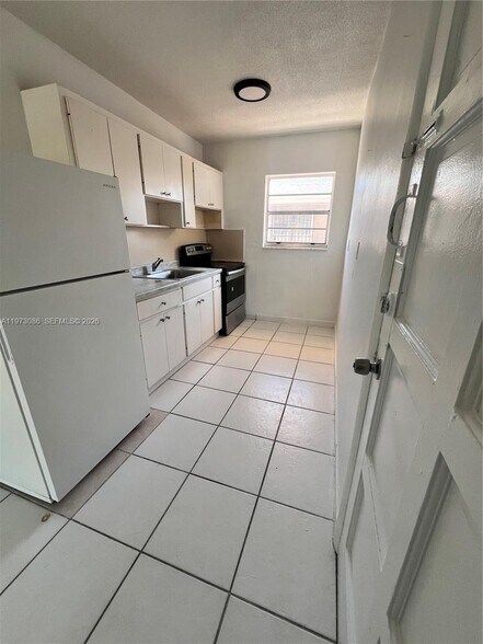 Building Photo - 608 SW 15th Ave