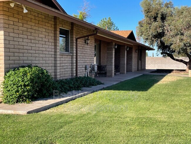 Building Photo - 1420 N Center St