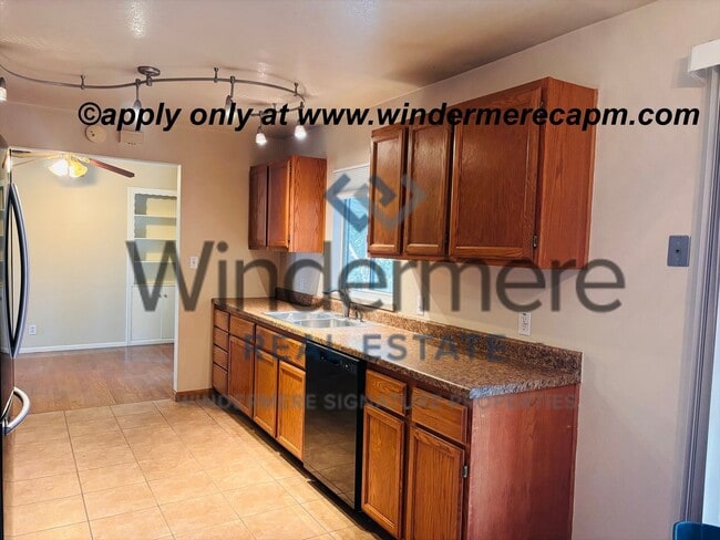 Building Photo - Arden Arcade 3 bedroom/ 2 bath on HUGE lot – Space, Location, and Charm!