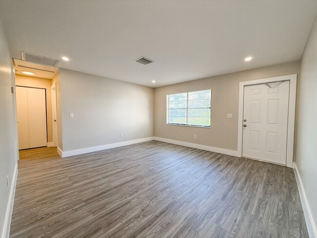 Building Photo - 9370 Hi Dr