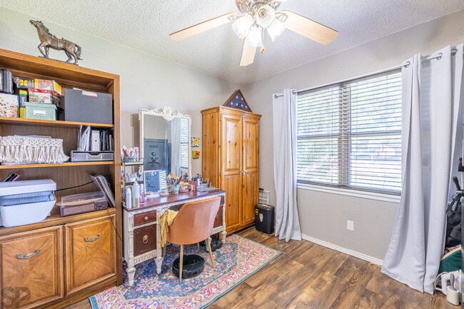 Building Photo - Charming 3 bedroom, 2 bath in Great Location!