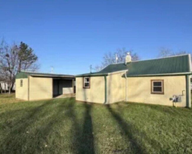 Building Photo - 2 bedroom/1 bath w/carport