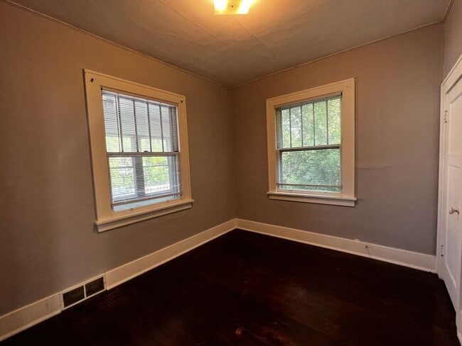 Building Photo - $2,200 | 4 Bedroom, 2 Bathroom House | Dog...