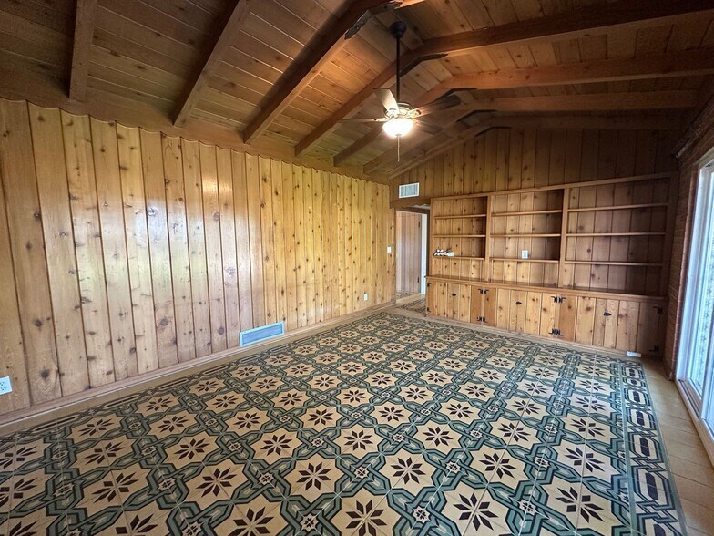 Building Photo - 2233 E Seneca St