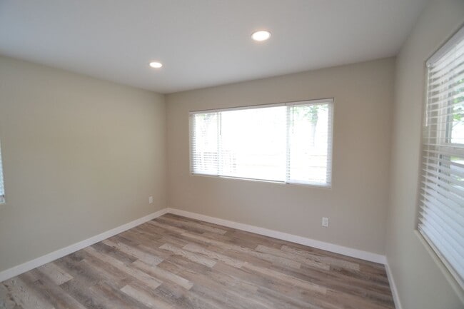 Building Photo - Beautiful 3 Bed 2 Bath with AC!