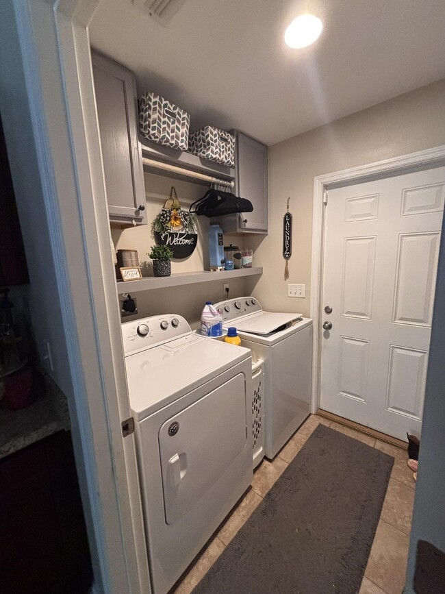 Building Photo - 1121 Archangel Way