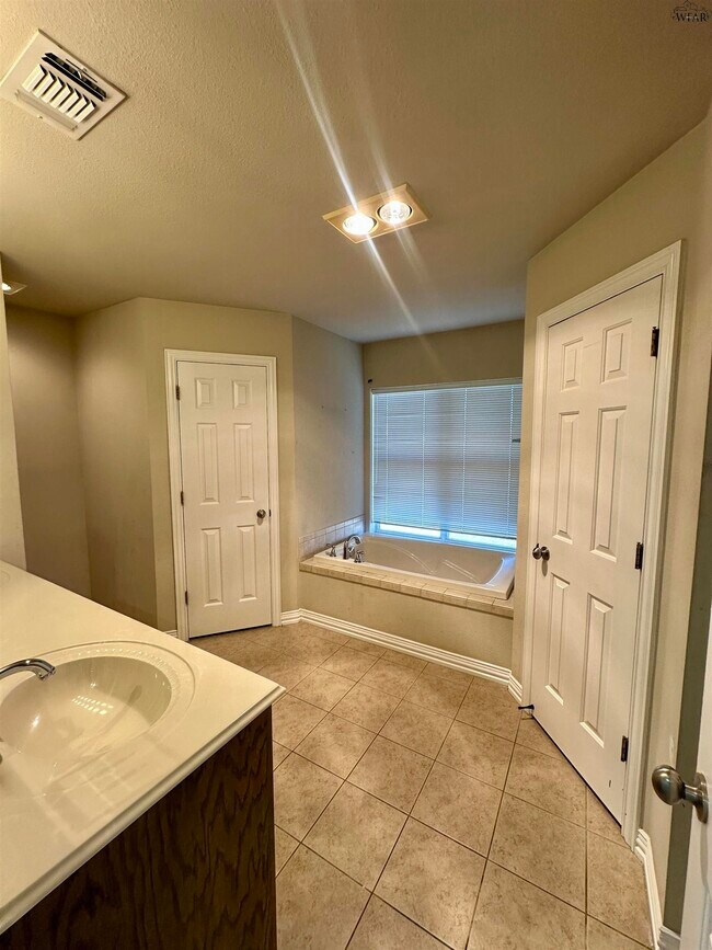 Building Photo - 5214 Sunnybrook Ln