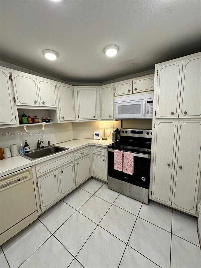 Building Photo - 300 Bayview Dr