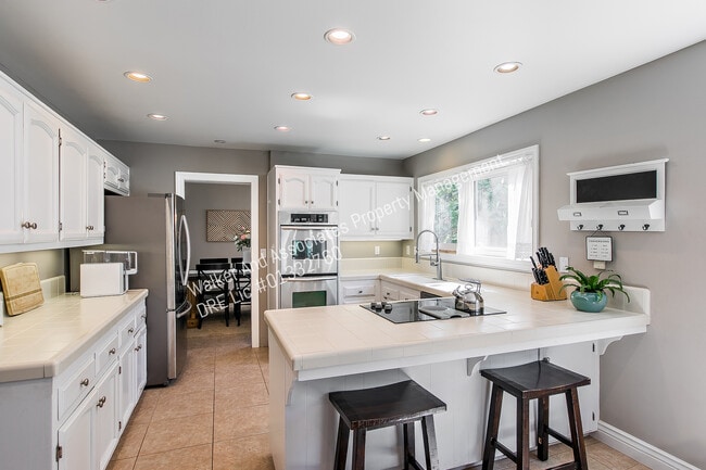 Building Photo - 1062 Foxenwood Dr