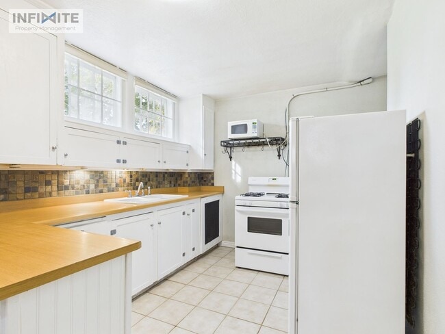 Building Photo - One Bedroom Apartment in the Heart of Downtown