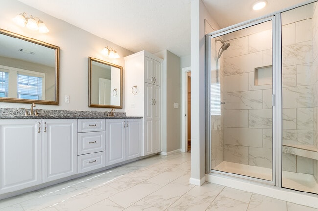 Building Photo - 811 Lillian Pk Dr