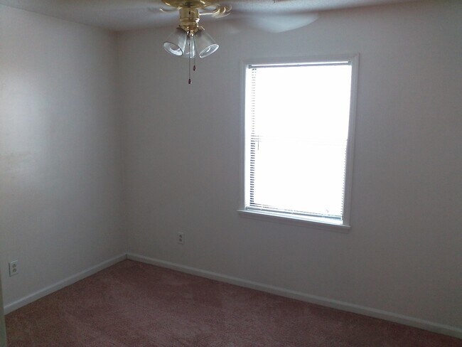 Building Photo - 2 Bedroom, 1 Bath Downstairs Unit ** Call us about our Move in Special**