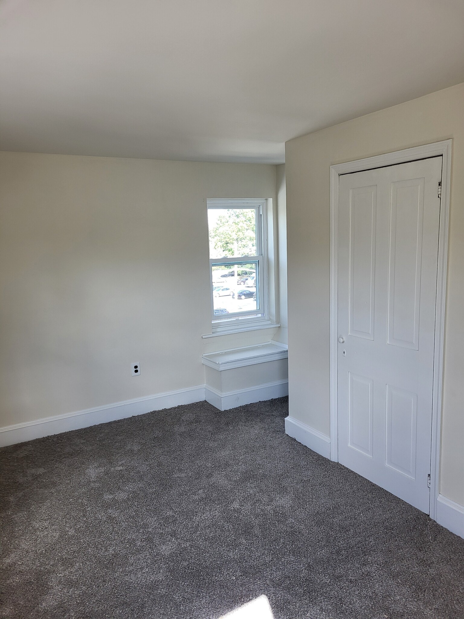 Main Bedroom - 75 E Main St