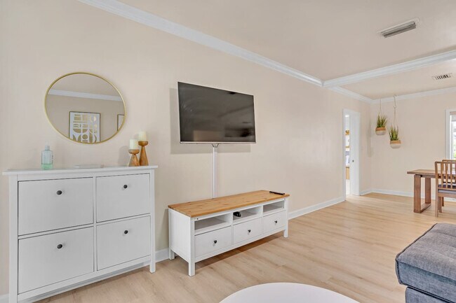 Building Photo - 571 Lee Dr