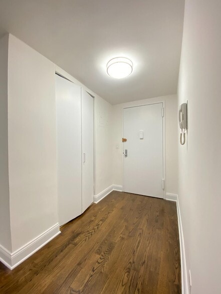 Building Photo - 240 E 82nd St