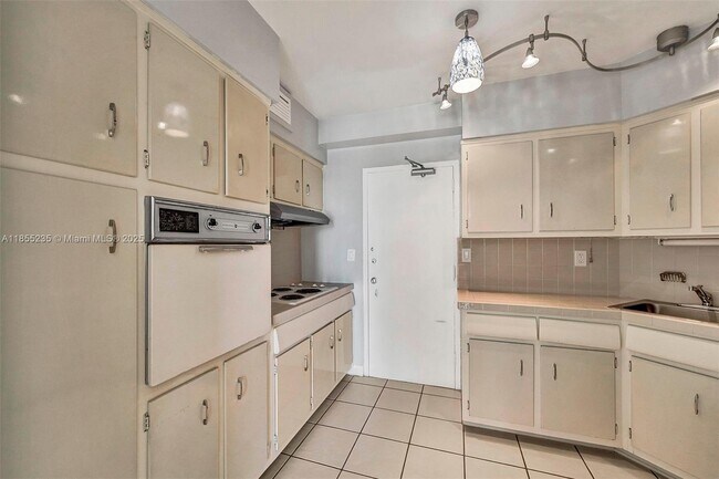 Building Photo - 1430 Brickell Bay Dr