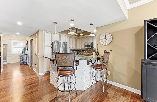 Building Photo - 2650 Lake Shore Dr