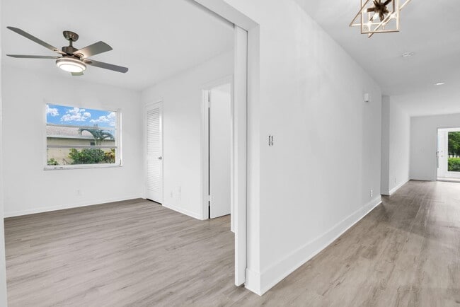 Building Photo - 8807 Bella Vista Dr