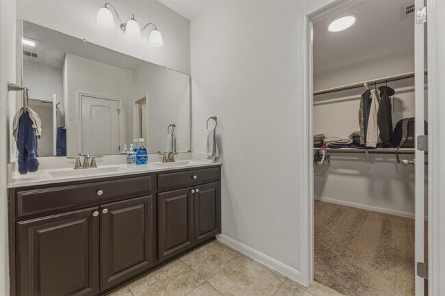 Building Photo - 5809 Scenic Lake Dr