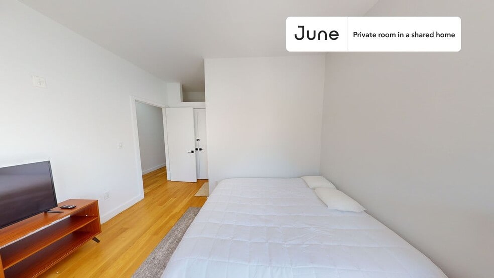 Building Photo - Room in Shared 5 bed/3 bath home in Ridgewood