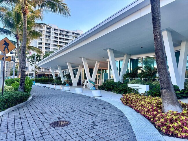 Building Photo - 9225 Collins Ave