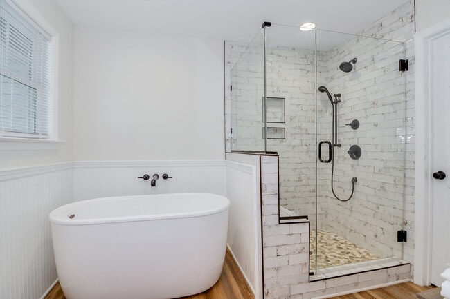 Building Photo - 4117 Knollcrest Cir N