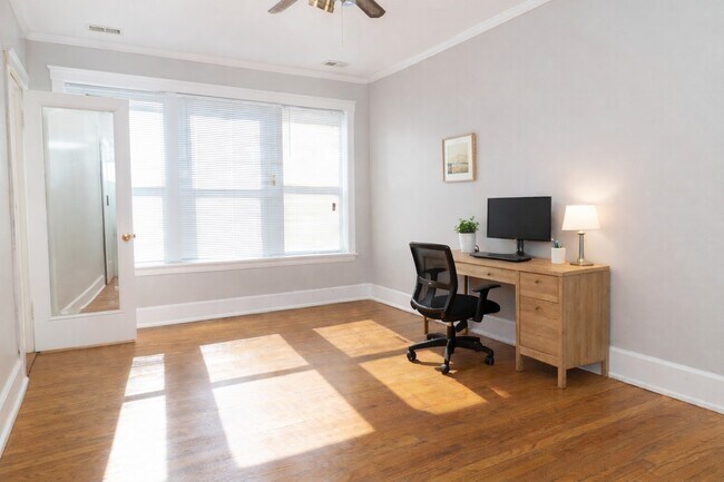 Building Photo - 940 E 48th St