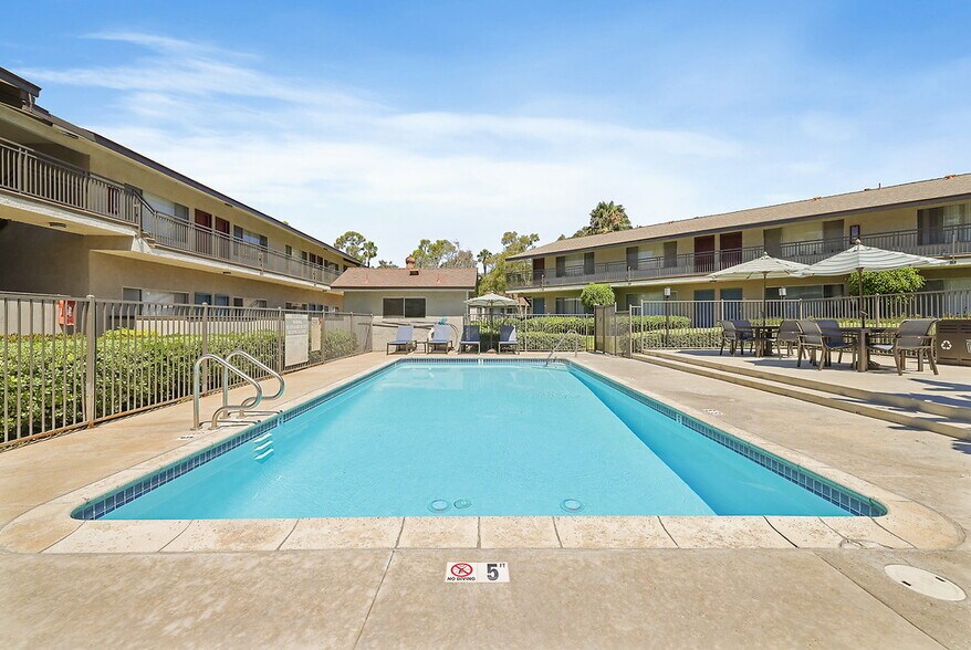 Building Photo - Village Green